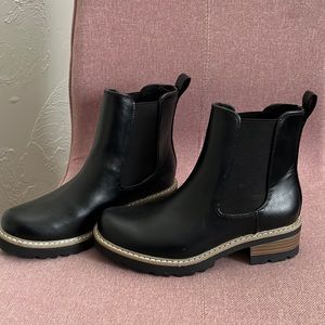 Universal thread boots